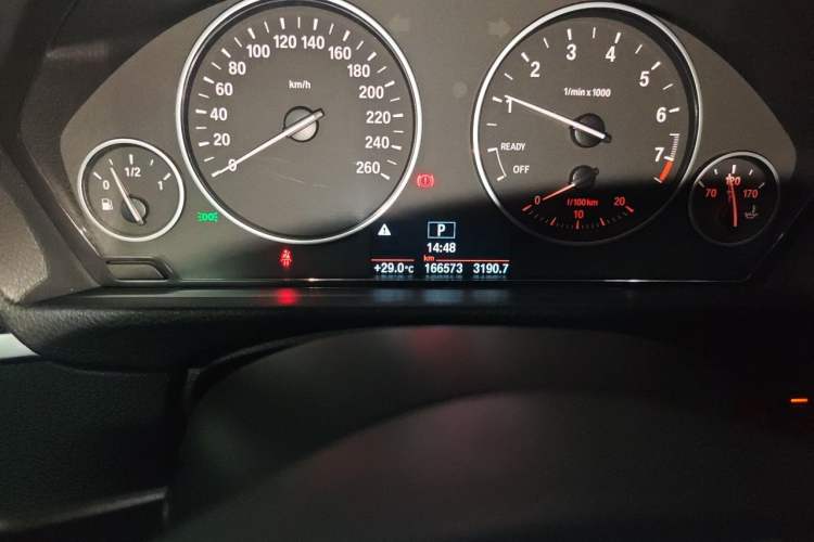Used BMW 3 Series 2017 320Li Fashion Model Odometer Close Up