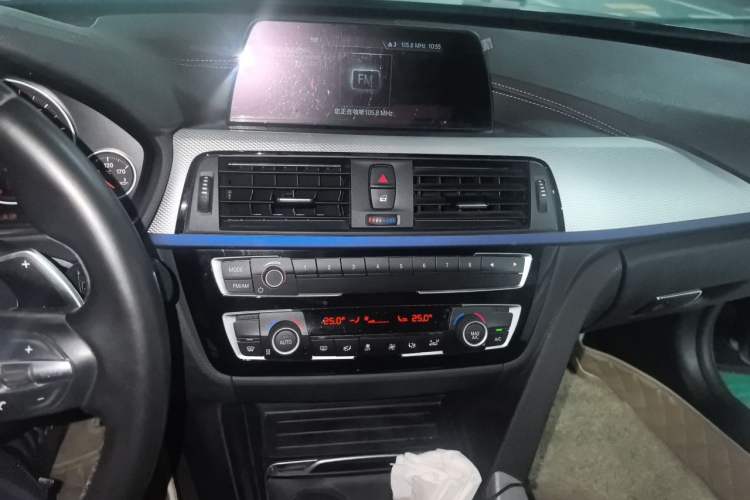 Used BMW 3 Series 2018 320i M Sport Package Audio And AC Panel