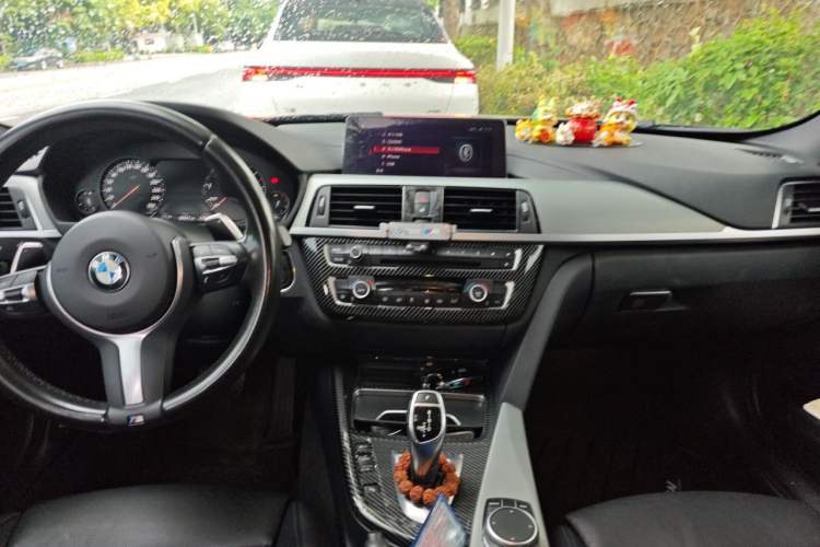 Used BMW 3 Series 2018 320i M Sport Night Edition Center Console