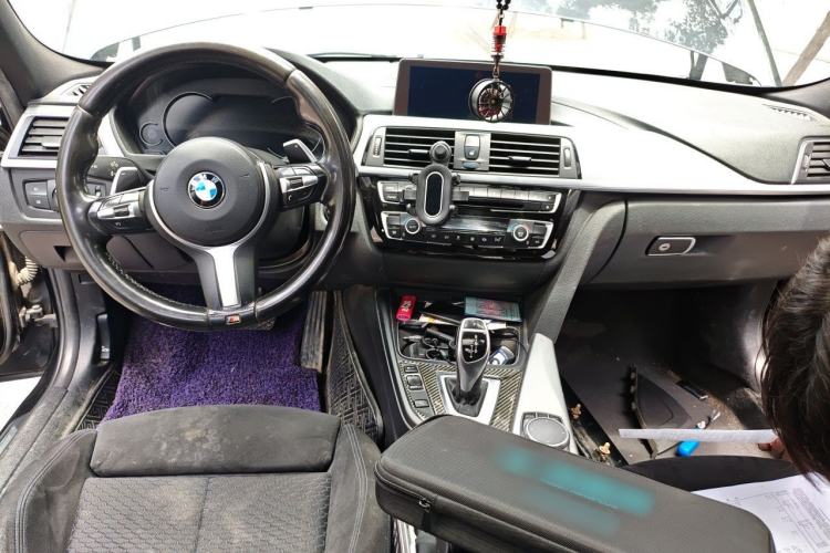 Used BMW 3 Series 2018 320i M Sport Night Edition Center Console