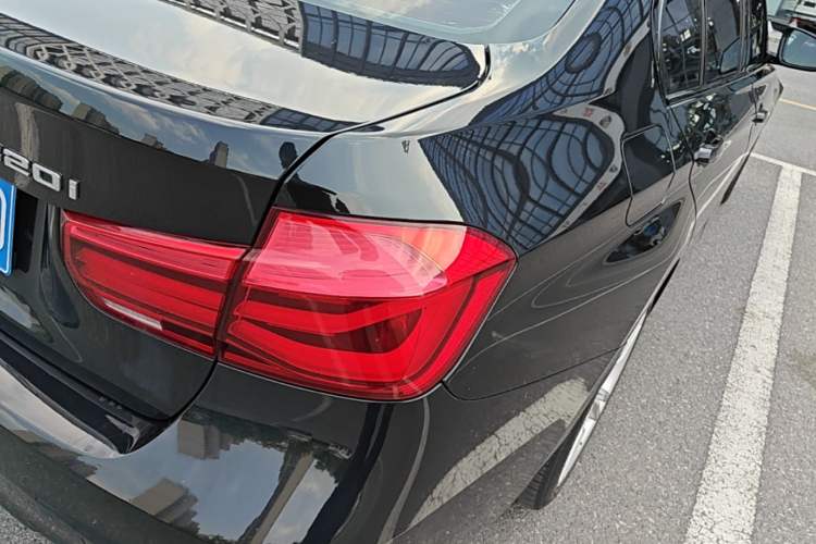 Used BMW 3 Series 2018 320i M Sport Package Exterior 3