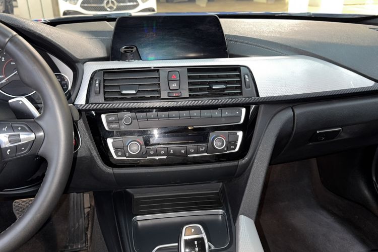 Used BMW 3 Series 2018 320i M Sport Package Audio And AC Panel