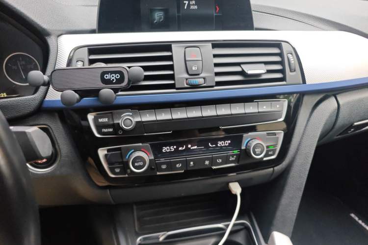 Used BMW 3 Series 2018 320i M Sport Package Audio And AC Panel
