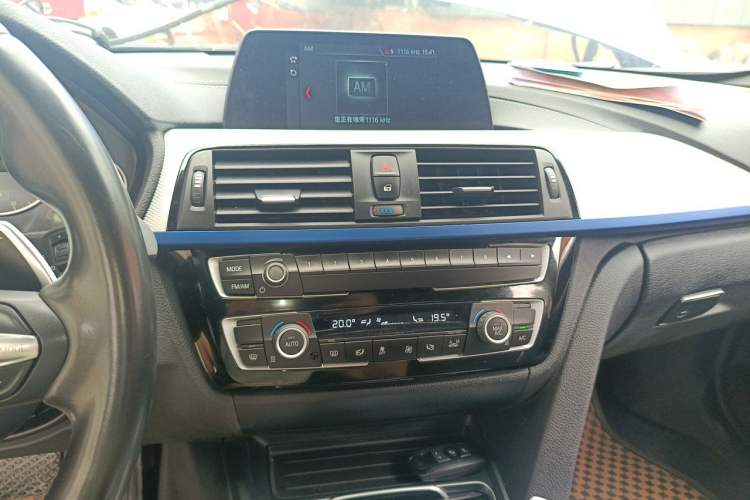 Used BMW 3 Series 2018 320i M Sport Package Audio And AC Panel