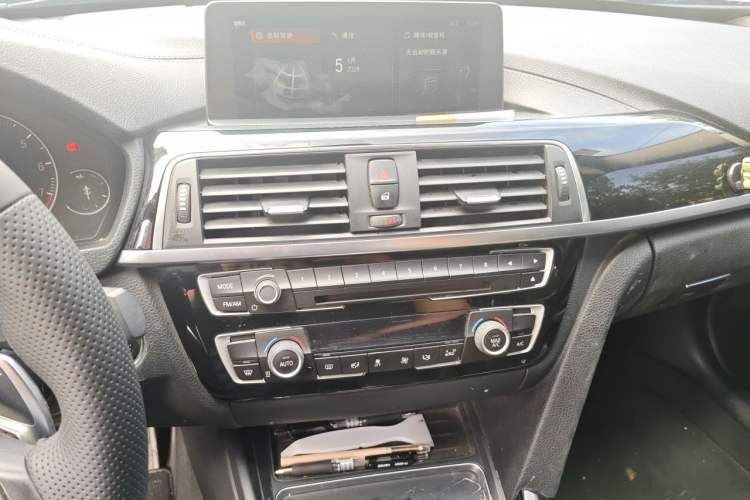 Used BMW 3 Series 2018 320Li Leading Model M Sport Package Audio And AC Panel