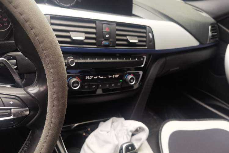 Used BMW 3 Series 2018 320i M Sport Package Audio And AC Panel