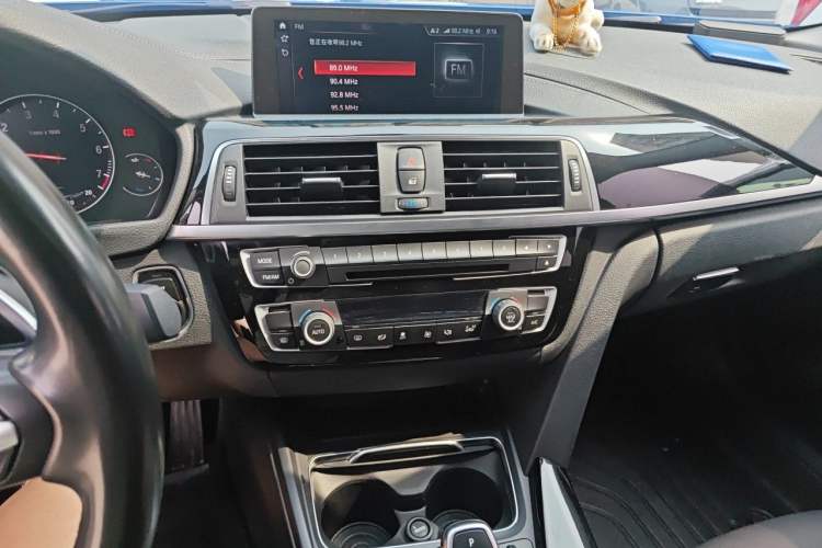 Used BMW 3 Series 2018 320Li Leading Model M Sport Package Audio And AC Panel