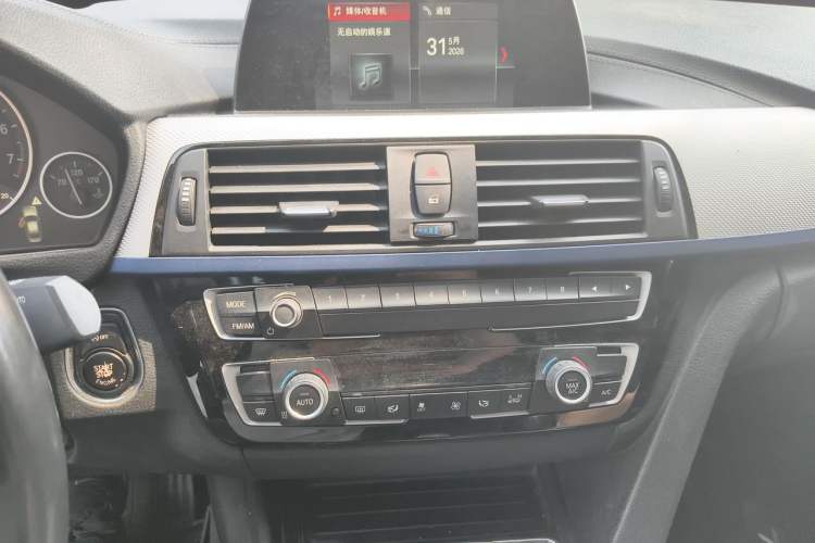 Used BMW 3 Series 2018 320i M Sport Package Audio And AC Panel