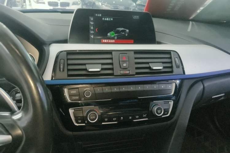 Used BMW 3 Series 2018 320i M Sport Package Audio And AC Panel