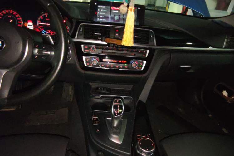 Used BMW 3 Series 2018 320Li Leading Model M Sport Package Audio And AC Panel