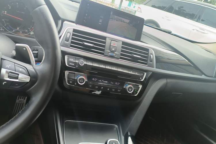 Used BMW 3 Series 2018 320Li Leading Model M Sport Package Audio And AC Panel