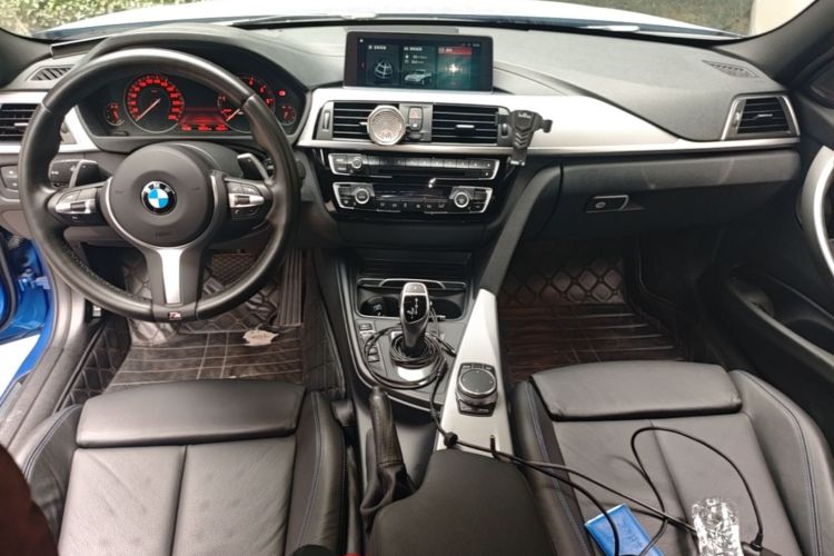 Used BMW 3 Series 2018 320i M Sport Night Edition Center Console