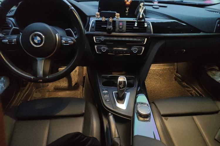 Used BMW 3 Series 2018 320i M Sport Package Center Console