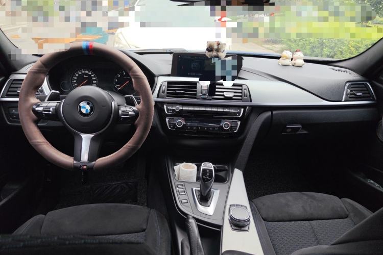 Used BMW 3 Series 2018 320i M Sport Night Edition Center Console