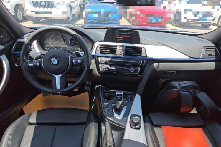 Used BMW 3 Series 2018 320i M Sport Night Edition Center Console