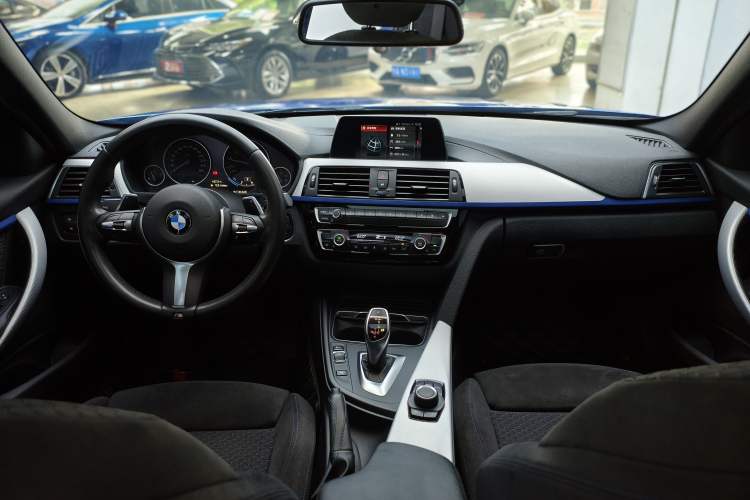 Used BMW 3 Series 2018 320i M Sport Package Center Console
