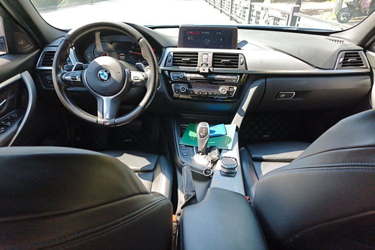 Used BMW 3 Series 2018 320i M Sport Night Edition Center Console