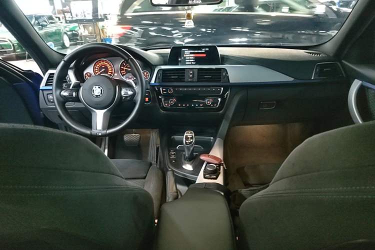Used BMW 3 Series 2018 320i M Sport Package Center Console