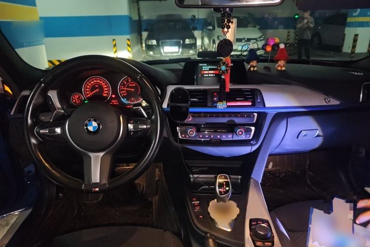 Used BMW 3 Series 2018 320i M Sport Package Center Console