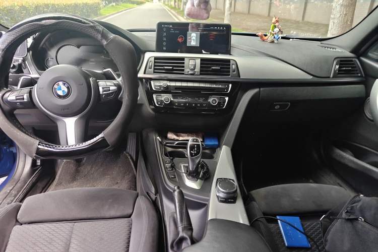 Used BMW 3 Series 2018 320i M Sport Night Edition Center Console