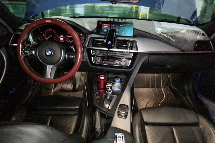Used BMW 3 Series 2018 320i M Sport Night Edition Center Console