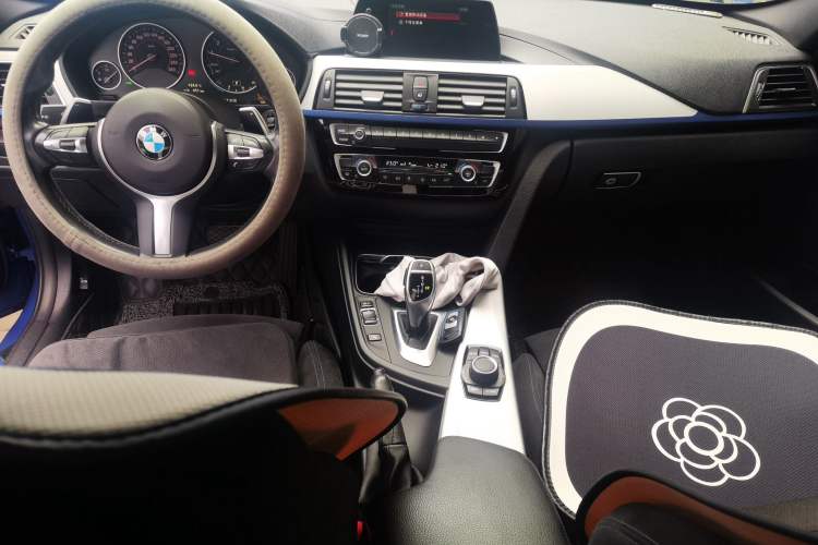 Used BMW 3 Series 2018 320i M Sport Package Center Console