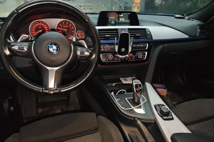 Used BMW 3 Series 2018 320i M Sport Package Center Console