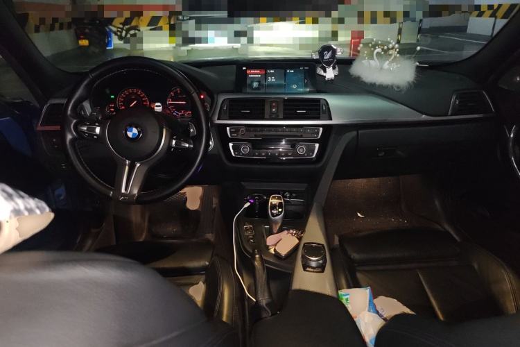 Used BMW 3 Series 2018 320i M Sport Night Edition Center Console