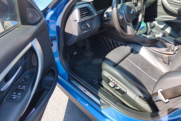Used BMW 3 Series 2018 320i M Sport Night Edition Driver Seat
