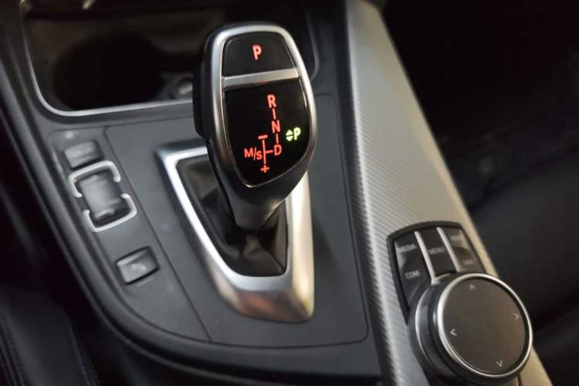 Used BMW 3 Series 2018 320i M Sport Night Edition Gear Lever