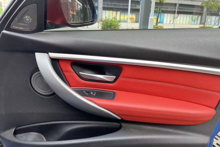 Used BMW 3 Series 2018 330i M Sport Night Edition Interior 2