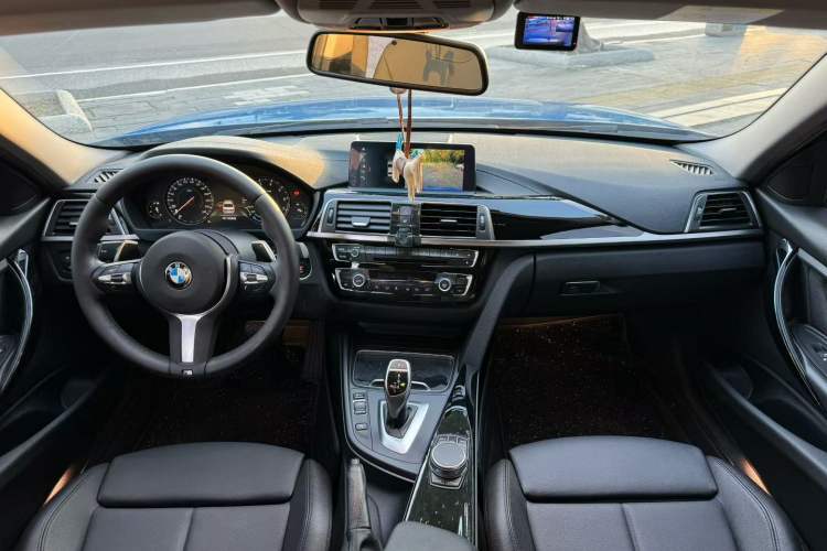 Used BMW 3 Series 2018 320Li Leading Model M Sport Package Interior 3