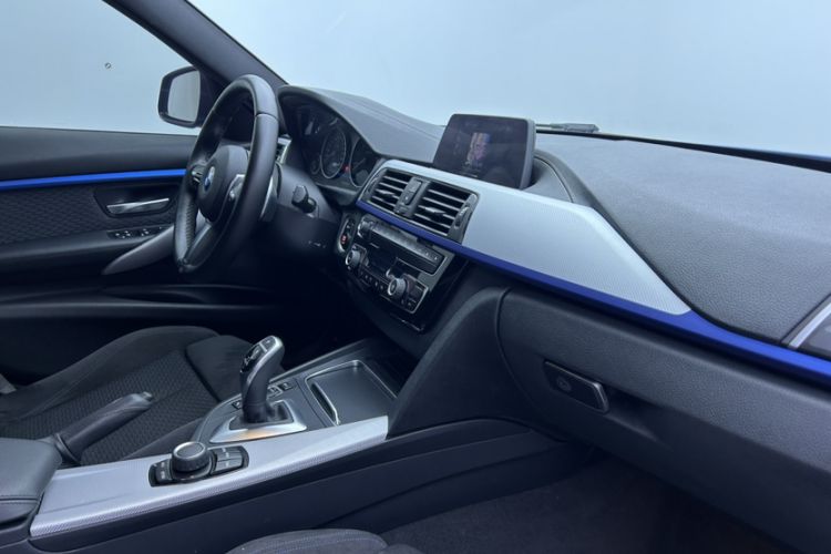 Used BMW 3 Series 2018 320i M Sport Package Interior 3
