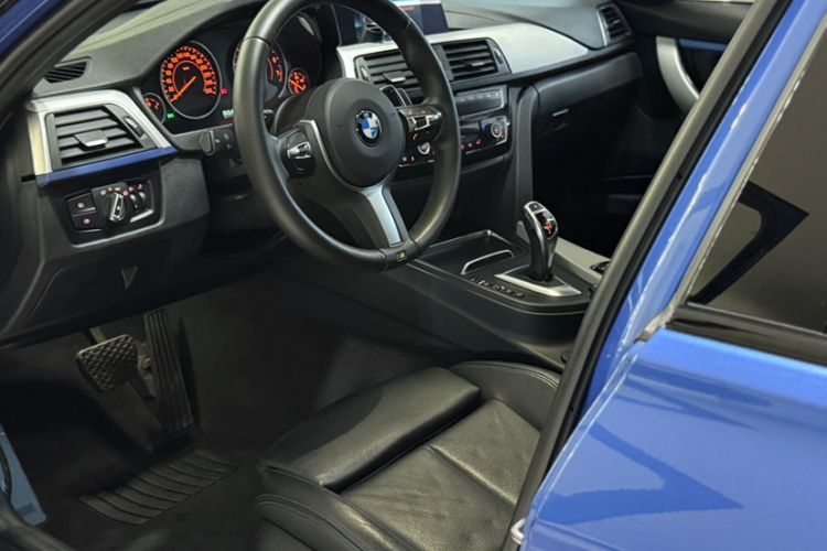 Used BMW 3 Series 2018 320i M Sport Package Interior 4