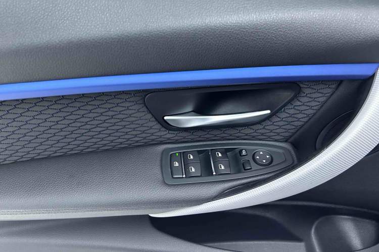 Used BMW 3 Series 2018 320i M Sport Package Interior 6