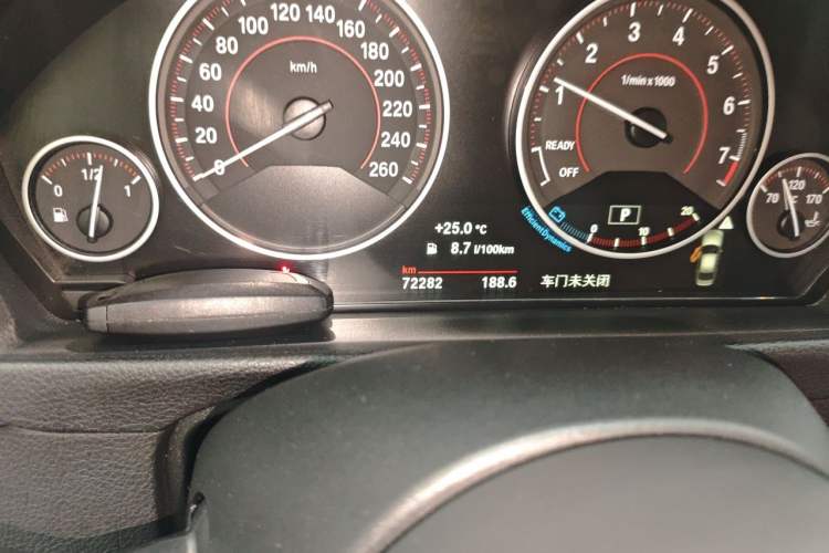 Used BMW 3 Series 2018 320i M Sport Package Odometer Close Up