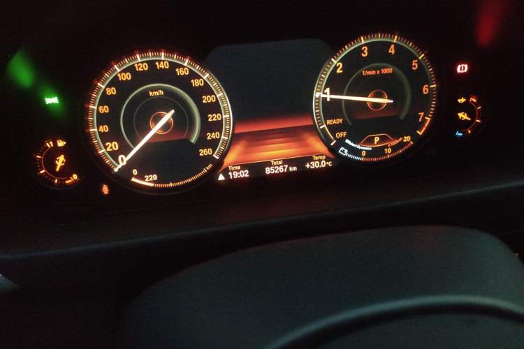 Used BMW 3 Series 2018 320i M Sport Package Odometer Close Up