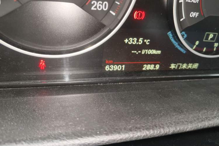 Used BMW 3 Series 2018 320i M Sport Package Odometer Close Up