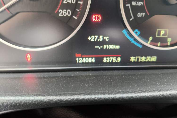 Used BMW 3 Series 2018 320i M Sport Package Odometer Close Up