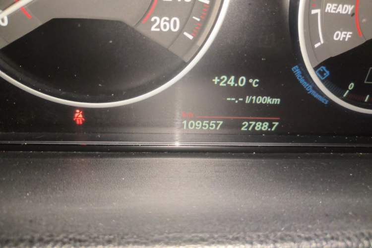 Used BMW 3 Series 2018 320i M Sport Package Odometer Close Up