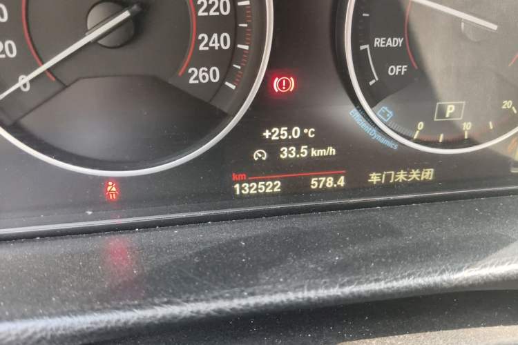 Used BMW 3 Series 2018 320i M Sport Package Odometer Close Up