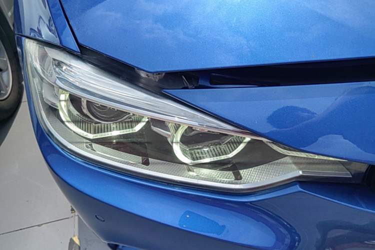 Used BMW 3 Series 2018 320i M Sport Package Right Front Headlight