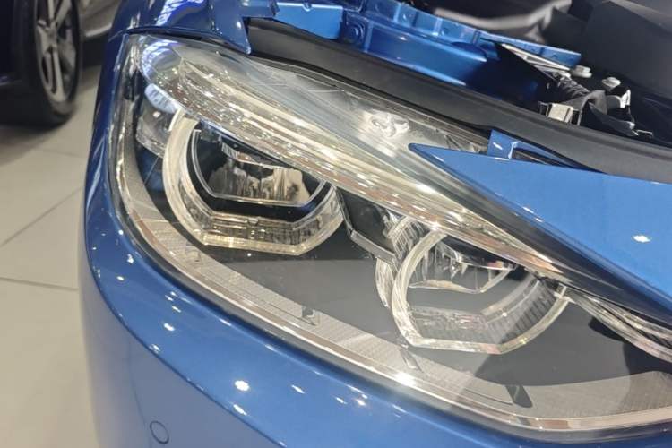 Used BMW 3 Series 2018 320i M Sport Package Right Front Headlight