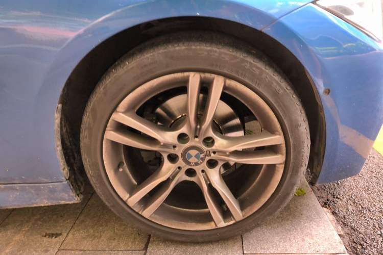 Used BMW 3 Series 2018 320i M Sport Package Right Front Wheel Hub