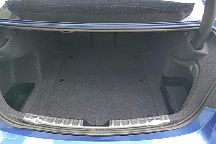 Used BMW 3 Series 2018 320i M Sport Package Trunk