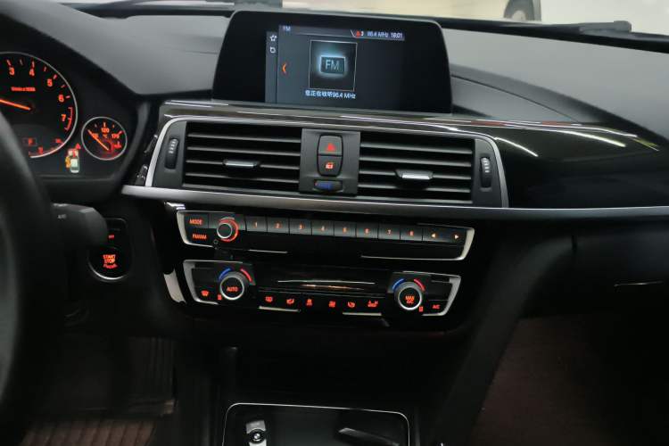 Used BMW 3 Series 2018 320Li Fashion Model Audio And AC Panel