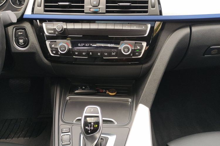 Used BMW 3 Series 2018 320i M Sport Package Interior 15