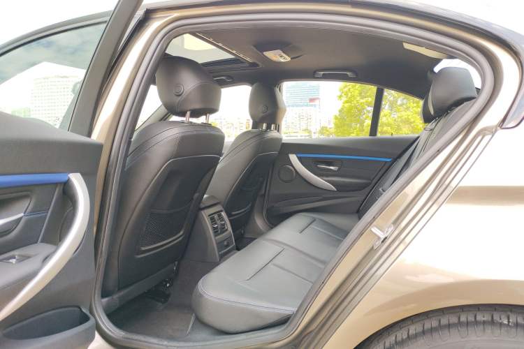 Used BMW 3 Series 2018 320i M Sport Package Interior 2