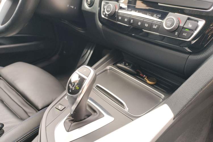 Used BMW 3 Series 2018 320i M Sport Package Interior 9