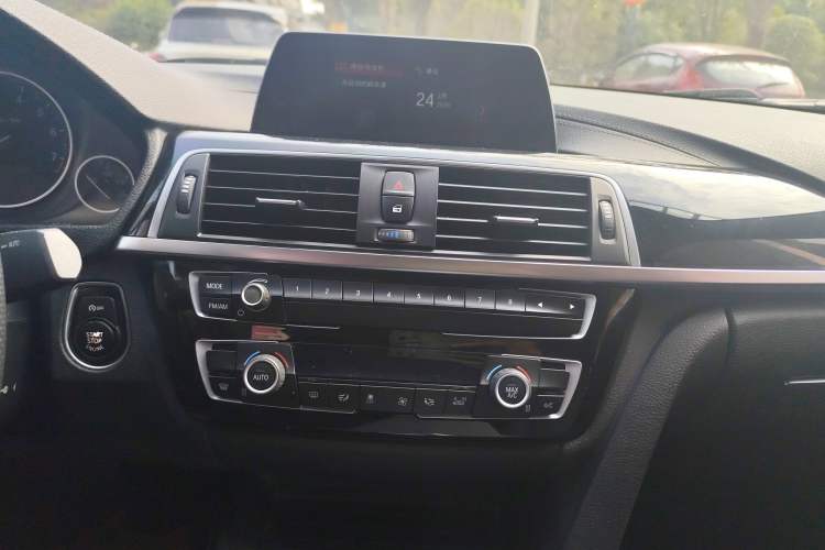 Used BMW 3 Series 2018 318Li Audio And AC Panel